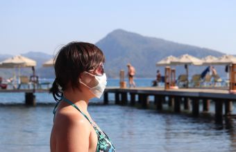 Με μάσκα στην παραλία εξαιτίας της πανδημίας κορωνοϊού