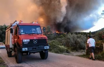 Φωτιά στα Μέγαρα: Οι αστυνομικοί πόρτα- πόρτα για να απομακρύνουν τον κόσμο