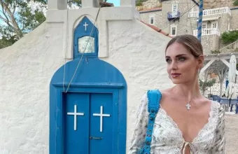 Κιάρα Φεράνι: Οι διακοπές στην Ύδρα και η τόπλες πόζα της εντυπωσιακής Ιταλίδας 
