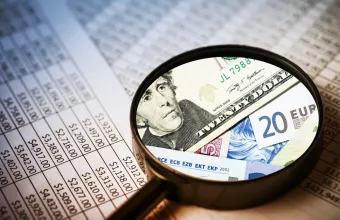 Ευρώ: Υποχωρεί 0,42% έναντι του δολαρίου