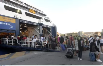 Κόσμος στο λιμάνι του Πειραιά