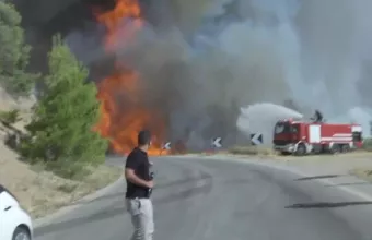 Φωτιά στα Μέγαρα: Η συγκλονιστική στιγμή που φουντώνει η φωτιά και κυκλώνει το συνεργείο του ΣΚΑΪ