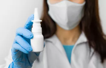 Γιατρός με μάσκα με σπρέι για τη μύτη 