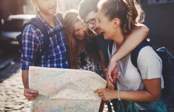 Τουρίστες με χάρτη 