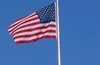 Σημαία ΗΠΑ κυματίζει