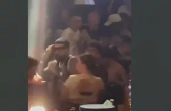 Ο Σνικ παίζει ξύλο σε live του