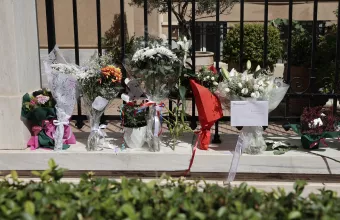 Λουλούδια έξω από την βρετανική πρεσβεία