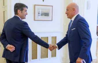 Συνάντηση Δένδια με τον Γάλλο πρέσβη Πατρίκ Μεζονάβ για τη Λιβύη 