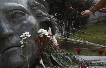 Μνημείο Πολυτεχνείου λουλούδια