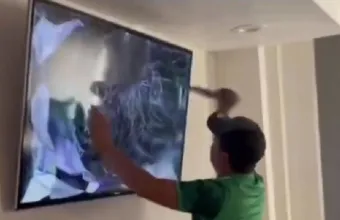 Μουντιάλ 2022: Μεξικανός... μαχαίρωσε την τηλεόραση μετά τον αποκλεισμό