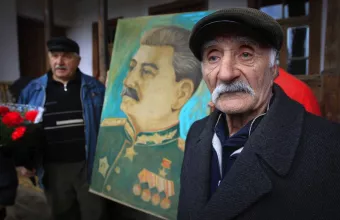 Εκατοντάδες Ρώσοι συγκεντρώθηκαν στην Κόκκινη Πλατεία για τα 70 χρόνια από τον θάνατο του Στάλιν