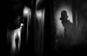 Σκιώδης κατάσκοπος σε διάδρομο