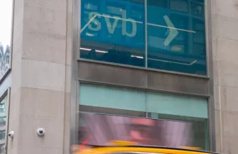Οι ΗΠΑ θα επιτρέψουν να αναληφθούν οι αποταμιεύσεις στη SVB 