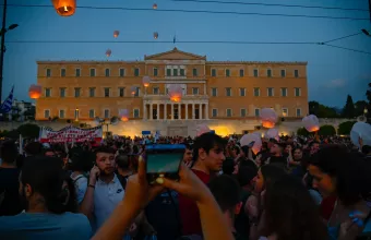 Σύνταγμα: Δεκάδες φαναράκια στον ουρανό για τους νεκρούς του ναυαγίου της Πύλου