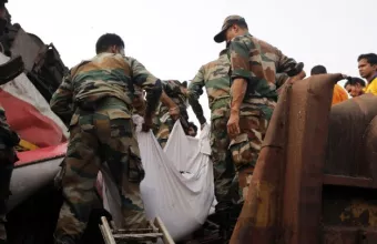 Μαρτυρίες επιζώντων της σιδηροδρομικής τραγωδίας στην Ινδία