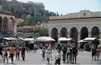 Κόσμος στο Μοναστηράκι