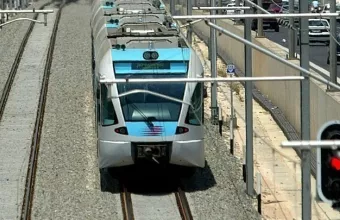 Aκινητοποιήθηκε ο συρμός του προαστιακού στον Άγιο Στέφανο λόγω πτώσης δένδρου 