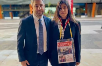  Συνάντηση με Ισραηλινή που ο παππούς της κρατείται όμηρος 