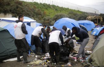 Πέντε μετανάστες νεκροί στην προσπάθειά τους να διαπλεύσουν τη Μάγχη ενώ η Βρετανία ετοιμάζεται για απελάσεις