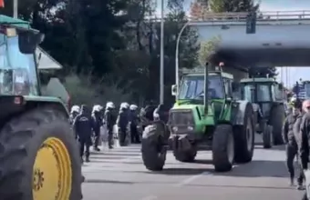 Αγρότες - Στον κόμβο Πλατυκάμπου το «κομβόι» των τρακτέρ