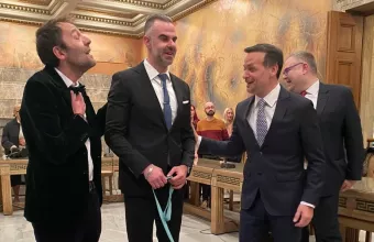 Ο Αύγουστος Κορτώ παντρεύτηκε τον σύντροφό του στο Δημαρχείο Αθηνών