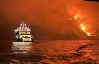 Φωτιά στην Υδρα: Ο καπετάνιος ανέλαβε την ευθύνη για ρίψη πυροτεχνημάτων