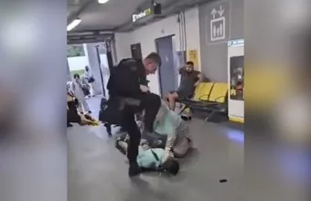 Βρετανία: Σάλος με βίντεο που δείχνει αστυνομικό να πατάει στο κεφάλι ακινητοποιημένο άνδρα