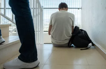 βία ανηλικοι