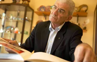 Γιάννης Μπουτάρης διαβάζει