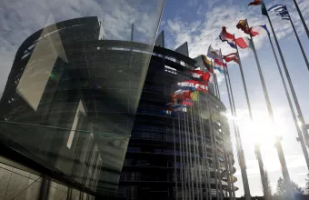 Η ΕΕ λυπάται για τους δασμούς και θα απαντήσει με σθένος αν μπει «στο στόχαστρο»