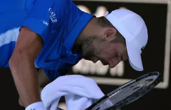 Australian Open: Εγκατέλειψε τραυματίας τον ημιτελικό με Ζβέρεφ ο Τζόκοβιτς