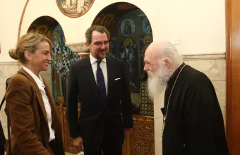 Στον Αρχιεπίσκοπο Ιερώνυμο Νικόλαος Ντε Γκρες και Χρυσή Βαρδινογιάννη 