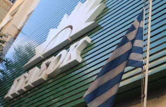 Σήμα ΠΑΣΟΚ και ελληνική σημαία