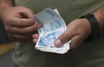 Χέρια με τουρκικές λίρες