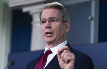 Σκοτ Μπέσεντ στο βήμα