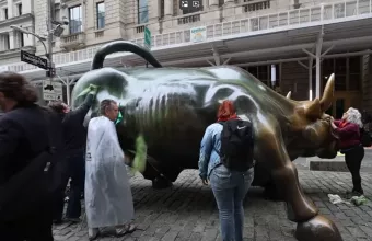 Εβαψαν με γκράφιτι τον ταύρο της Wall Street- Τον καθάρισαν μόλις ήρθε αστυνομία