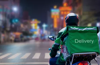 διανομέας φαγητού νύχτα