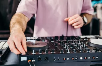 DJ