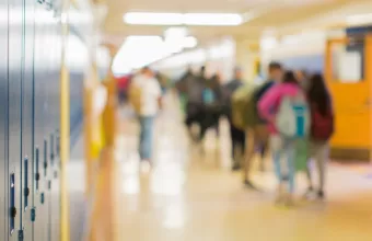 διάδρομος σχολείου με μαθητές