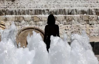 Άτομο σε σιντριβάνι ζέστης