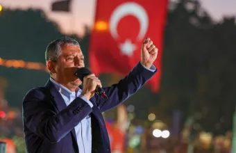 Πολιτικός με μικρόφωνο