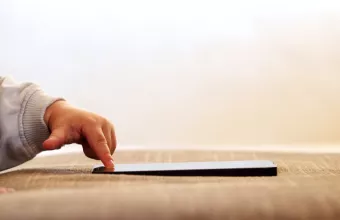 Στο κινητό από κούνια - Ένα επικίνδυνο φαινόμενο των ημερών 