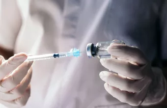 Εμβόλιο σε ιατρικό χέρι