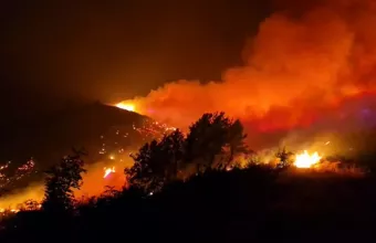 Χίος: Νυχτερινή μάχη με τη φωτιά 