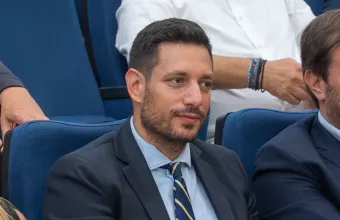 Νεαρός άνδρας σε κοστούμι