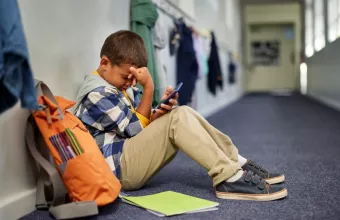 Παιδί με κινητό