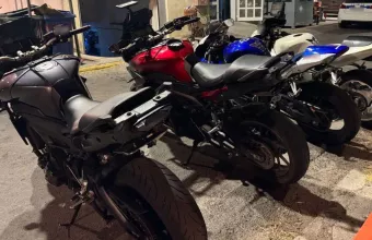 Μηχανές σταθμευμένες βράδυ