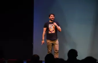 Απόλυση Πάρι Ρούπου: Στο πλευρό οι Έλληνες κωμικοί