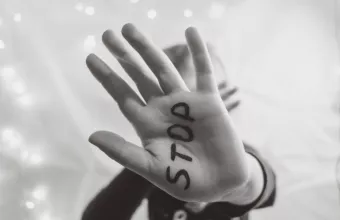 Χέρι με μήνυμα 'STOP'