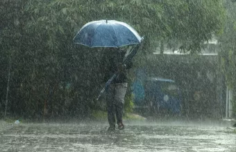 Άτομο με ομπρέλα στη βροχή